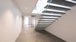 Neues Objekt: Glastreppe mit Holzstufen