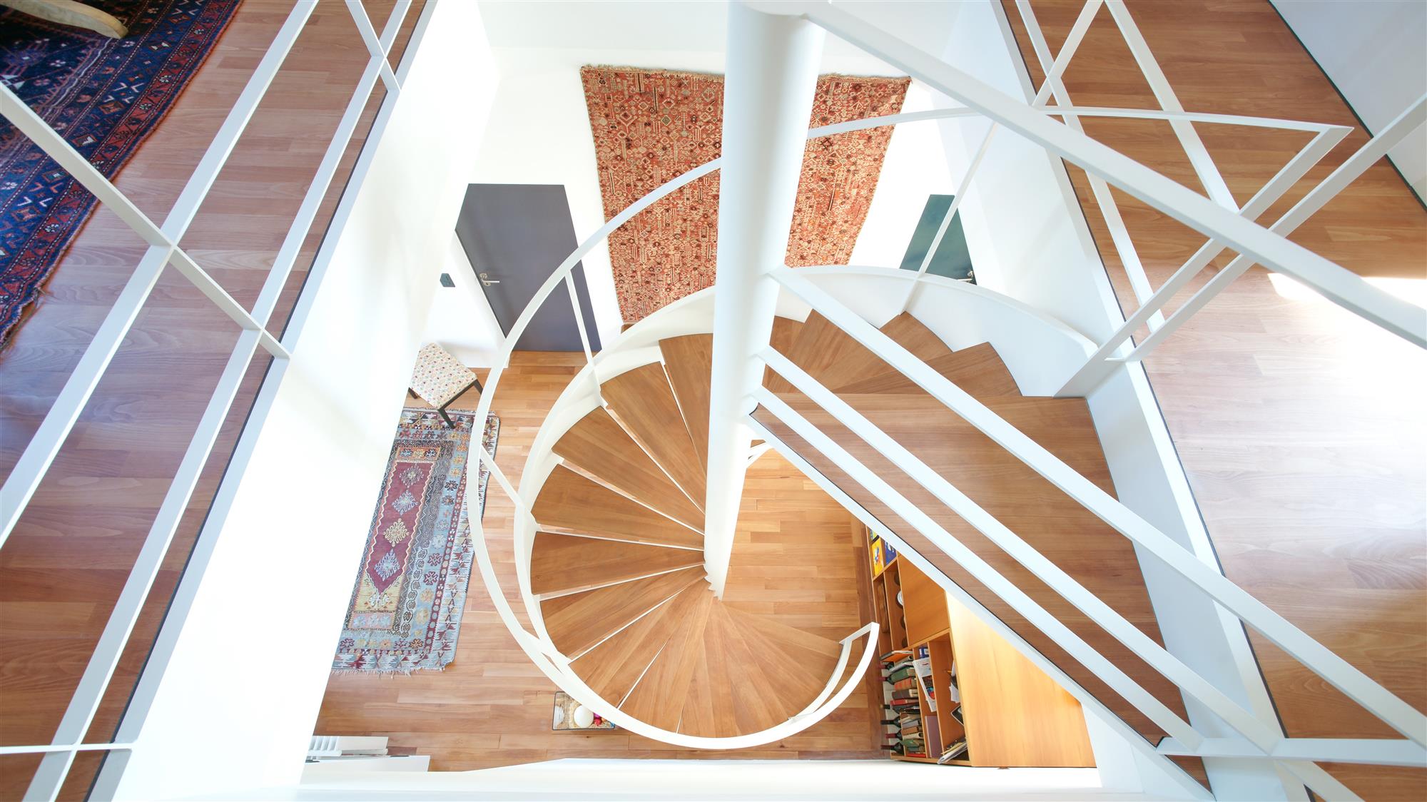 Spindeltreppe weiss mit Treppenstufe aus Buche massiv