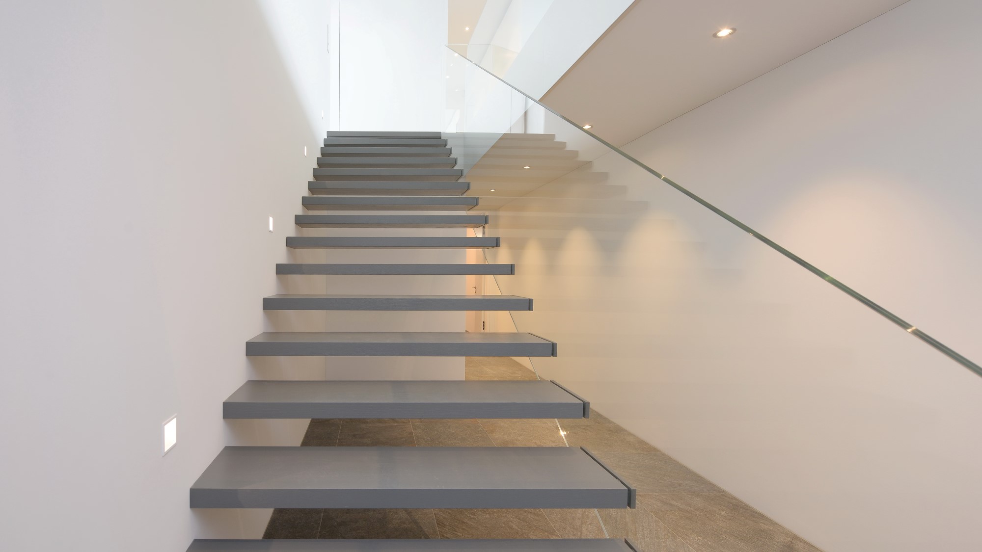 Treppe mit Glaswange