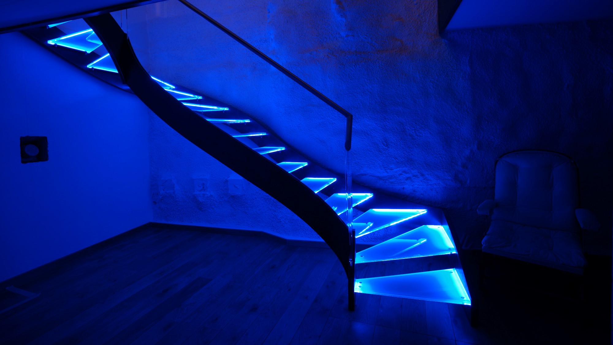 Treppe mit blauen LED